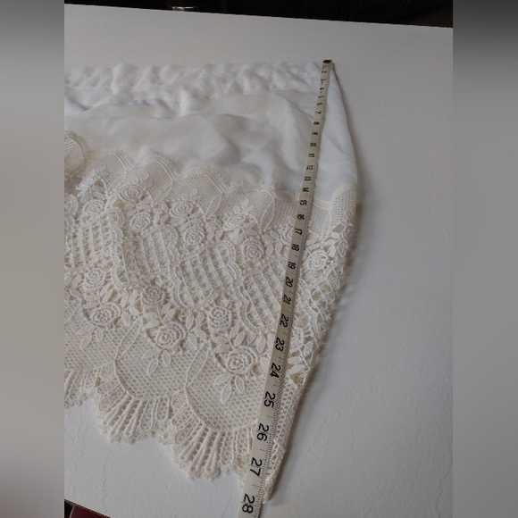 Vintage Single Center Sheer Off-White Lace Edged Swags x 10 ($2.50/curtain) - Picture 6 of 9